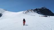 Cestou hore na ľadovčeku Styggebreen míňame niekoľko šíkov turistov naviazaných na lano (v jednom lanovom družstve som napočítal 52 ľudí...)