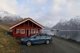 Našim základným táborom sa na najbližší týždeň stáva drevená chatka u Hustadnesovcov, ktorá leží v prekrásnom prostredí Hjorundfjordu