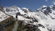Z chodníka na okraji morény sa v plnej kráse ukazuje vľavo Piz Bernina so svojím biely hrebeňom Biancograt, v strede Piz Scerscen a napravo náš cieľ Piz Roseg (resp. jeho snehový predvrchol Schneekuppe) - fotil J. Švihálek