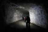 Časť cesty vedie zatočeným neosvetleným tunelom