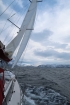 Po uvoľnení kotvy nám už nič nebráni, aby sme s vetrom v plachtách odfičali naspäť do Tromso, kde sa náš týždňový ski & sail výlet pomaly končí