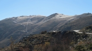 Na najvyšší vrchol ostrova vedie najpopulárnejšia trasa zo strediska Brunca Spina, ktorého hrebene už stihol poprášiť prvý sniežik