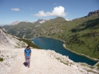 Takže opäť starý známy výšlap po zjazdovke ponad jazero Lago di Fedaia (fotil Jožo)