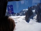 V druhej časti jazdy sa nám z kabínky Panoramicu začína za Kapucínmi hrdo ukazovať aj južná strana Mont Blancu
