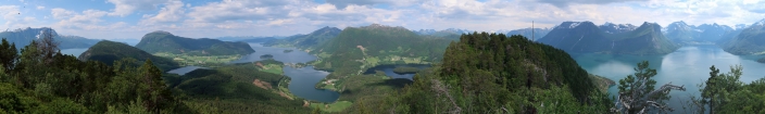 Výhľad z vrcholu Veten (503 m) na Rodvenfjorden, Romsdalsfjorden a Innfjorden