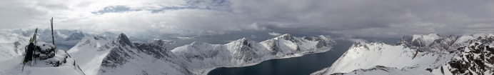 Výhľad na kopce okolo Bergsfjorden, Steinfjorden a Ersfjorden (možnosť prezretia panorámy vo väčšom rozlíšení)