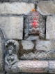 Každá svätyňa je zvonku zdobená detailnými hinduistickými symbolmi