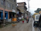 Hustá premávka na predmestiach Kathmandu sa nesie v znamení brzda-klaksón-plyn