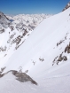 Pohľad z horného žľabu na strmé snehové pole, ktoré končí 100-metrovým kolmým prahom ústiacim do hornej časti JV kuloára