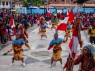 Ľudia tancujú v tradičnom indiánskom oblečení (fotil Tibor Hromádka)