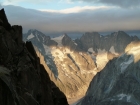 Posledné slnečné svetlo na protiľahlých vrchoch týčiacich sa nad ľadovcom Leschaux