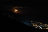 Večer sa za oranžového svitu mesiaca lúčime s Cala Gonone a mierime na náhorné plošiny Supramonte