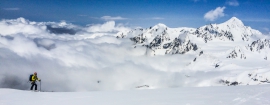 Z vrcholového hrebeňa sa nám ukazujú divoké kaukazské ľadovce a zasnežené kopce (fotil Robo)