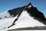 Zo sedla sa nám v plnej kráse ukazuje celý hrebeň na severný vrchol, ktorý je kľúčovou časťou Finnan traverzu