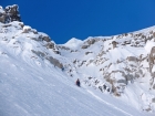 Kľúčová pasáž výstupu (a následne aj zjazdu) je tento krátky mixový úsek, ktorý prepája východný kuloár so strmým snehovým poľom pod severným vrcholom Ušby