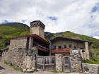 Mestia je okrem iného aj domovom slávneho horolezca Mikhaila Khergianiho, ktorý býval v tomto peknom domčeku (fotil Maroš)