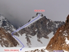 Ďalší deň si na zoznámenie s oblasťou vyberáme relatívne ľahký kopec Shaneh Kuh, ktorý sa vypína nad ľadovčekom Tahkte chal (fotené 12.5.2016 zo Sarchal)