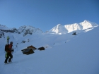 Okolie chaty pripomína snehové kráľovstvo pokryté cca trojmetrovou firnovou pokrývkou (fotil J. Švihálek)