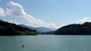 Okolo obeda vyrážame na cestu domov, počas ktorej sa zastavujeme na krátku regeneračnú očistu v jazerách Lac de la Gruyere (Švajčiarsko)