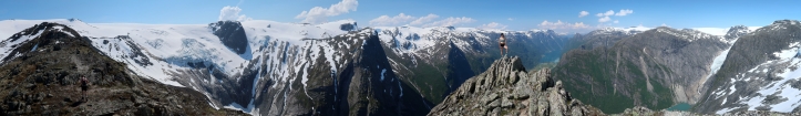 Výhľady z vrcholového hrebeňa Kattanakken (možnosť prezretia panorámy vo vyššom rozlíšení po otvorení fotky v novom okne prehliadača)