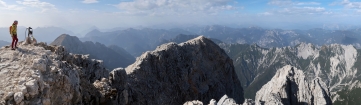 Po necelých štyroch hodinách nečakane zaujímavého a miestami aj adrenalínového výstupu si môžeme v kľude vychutnať výhľady z vrcholu Jof di Montasio / Montasch (2754 m), ktorý je druhým najvyšším štítom Júlskych Álp