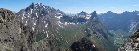 Výhľad na centrálnu časť Romsdalu (vľavo Venjetindy, v strede Romsdalshorn, vpravo Trollveggen, dole sedlo Litlefjellet, Holstind a južná hrana Blanebby, ktorou sme dnes prefrčali)