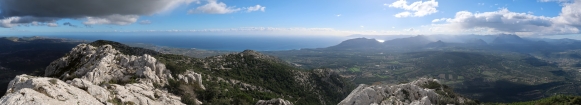 Záverečný deň zasväcujeme masívu Monte Tuttavista (806 m), ktorý je známy krásnymi výhľadmi na východné pobrežie Golfo di Orosei a supramontské kopce