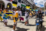 V Huaráze práve prebiehajú náboženské slávnosti spojené s farebnými pochodmi naprieč ulicami mesta (fotil Robo)