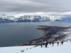 Vyrážame z cesty pri fjorde a v 500 metroch míňame skupinku skituristov mieriacich nadol