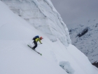 Hornú časť lyžujeme v totálnej difúzke (kľúčovú vrcholovú trhlinu preliezame naviazaní na lane bez lyží), aká-taká príjemnejšia lyžovačka začína až nižšie pod vrstvou oblakov (fotil Tibor)