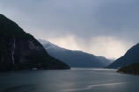 Poobede sa nad fjordom zaťahuje a po troch horúcich slnečných týždňoch nás po druhý krát kropí ľahký letný dáždik