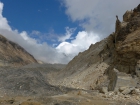 Strážna vežička nad topiacim sa ľadovcom Chhonbardan, ktorý sa za posledné roky veľmi rýchlo mení a jeho prechod komplikujú vznikajúce nestabilné suťové haldy