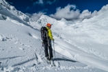 Pod stenou sa ku mne na lyžiach pridáva aj Robo a spoločne lyžujeme ďalej po ľadovci (fotil Robo)
