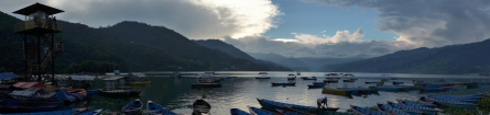 Kúsok od hotela sa rozprestiera krásne jazero Phewa Lake
