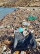 Dole v zátoke nám vyplavený bordel pripomína, že zvesti o premorení našej planéty plastami sú zrejme pravdivé...