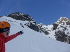 Zdá sa, že lyžovateľná línia z druhej strany pokračuje aj vyššie smerom na vrchol Rulten