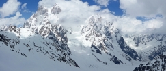 Ušba, Chatyn Tau a ľadovec Chalaadi pri pohľade z Koruldi Peak