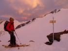 Pri východe slnka (ktoré nakoniec spoza oblakov ani poriadne nevyšlo) v sedielku nad ľadovcom Rainer Kees s pohľadom upreným na vrchol Grossvenedigeru