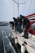 Keďže zvyšok partie nakoniec nedoletel do Tromso ani dnes večer, dáva nám Carlos zrýchlene inštrukcie čo a ako na lodi a potom zdvíhame kotvy smerujúc k neďalekému ostrovu Ringvassoya