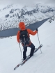 Vyše sedemstov výškových metrov lyžovačky až dole k fjordu, kde nás čaká odparkovaný náš koráb