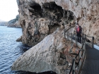 Cestou späť sa zastavujeme v jaskyni Bue Marino, no ako rýchlo zisťujeme, jej suchozemský vchod je bohužiaľ zavretý