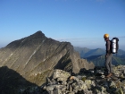Z vrcholu Krátkej sa nám v plnej kráse ukazuje východný hrebeň na Rameno Kriváňa, ktorým chceme ďalej pokračovať na vrchol Koruny (fotil Tomáš)