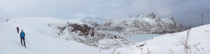 Neváhame a rýchlo vyrážame na krátku večernú túričku na Hans Meyer fjellet (436 m) nad mestom Svolvaer