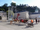 Po historickom centre mesta jazdia koče tesne sledované čistiacou rotou