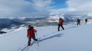 Na kopec nastupujeme z lyžiarskeho strediska, nad ktorým šlapeme v hlbokom snehu panenskú stopu