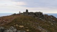 Aj vrchol Sjurvarden (667 m) zdobí typická skalná pyramídka z naukladaných ploských kameňov
