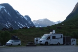 Nórsko je pre karavanistov zasľúbená zem a dôsledkom sú aj preplnené parkoviská popri ceste, kde je na najkrajších spotoch problém nájsť voľné miesto na parkovanie