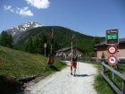 Z parkoviska v Pontresine (cca 1800 m) sa s báglami na chrbte vydávame na trek dlhou dolinou Val Roseg