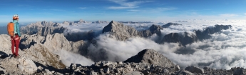 Nádherné výhľady smerom na Jalovec, Triglav a ostatné kopce Júlskych Álp ponorené do oblakov