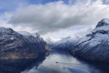 Počas lyžovačky z výšky sledujeme trajekt, ktorým sme sa včera plavili naprieč týmto krásnym fjordom (fotil Maťo Karkalík)